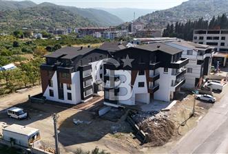 GÖLCÜK İHSANİYEDE DOĞA İÇİNDE MERKEZİ KONUMDA 3+1 SIFIR DAİRELER