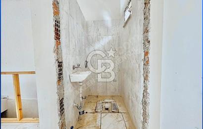 SANCAKTE'DE ANA CADDEYE 3.BİNADA DEPO'LU 130 M2 DÜKKAN