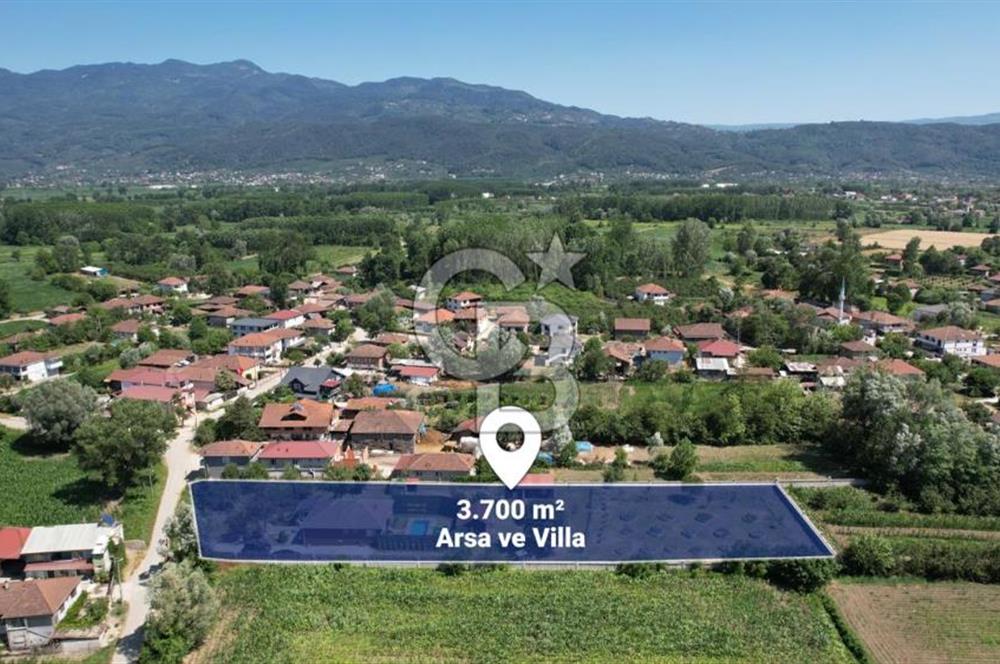ÖZEL MÜLK AKYAZI'DA SATILIK HAVUZLU 3.700 M² ARSA VE ÇİFTLİK EVİ