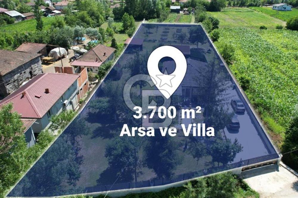 ÖZEL MÜLK AKYAZI'DA SATILIK HAVUZLU 3.700 M² ARSA VE ÇİFTLİK EVİ