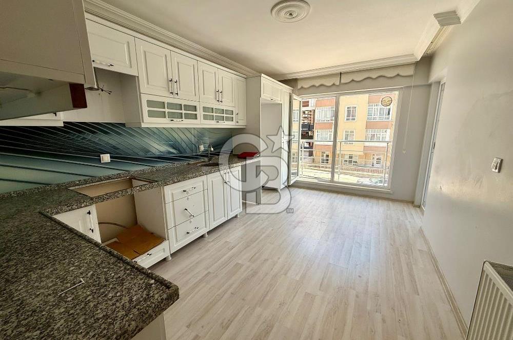 ELMADAĞ MERKEZDE CADDE ÜSTÜ CAM BALKONLU SATILIK 3+1 DAİRE