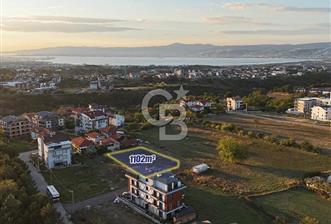 BAŞİSKELE FATİH MAHALLESİ 1102 MT2 RUHSATI ALINMIŞ SATILIK ARSA