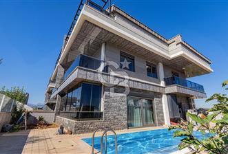 ODABAŞINDA MÜSTAKİL HAVUZLU 5+1 TRİBLEKS VİLLA