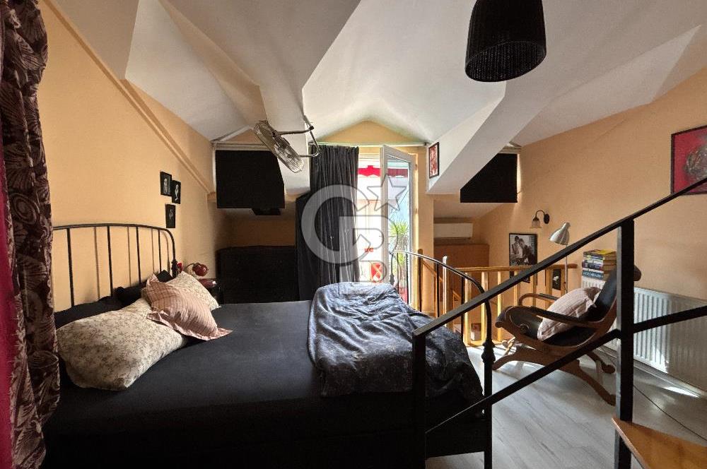 KADIKÖY,MODA,BAHARİYE CD. 3 DK. TERASLI 1,5+1 ÇATI DUBLEKS DAİRE