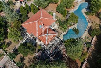 ELMADAĞ'DA 39 DÖNÜM ARAZİSİYLE BİRLİKTE HARİKA ÇİFTLİK EVİ...