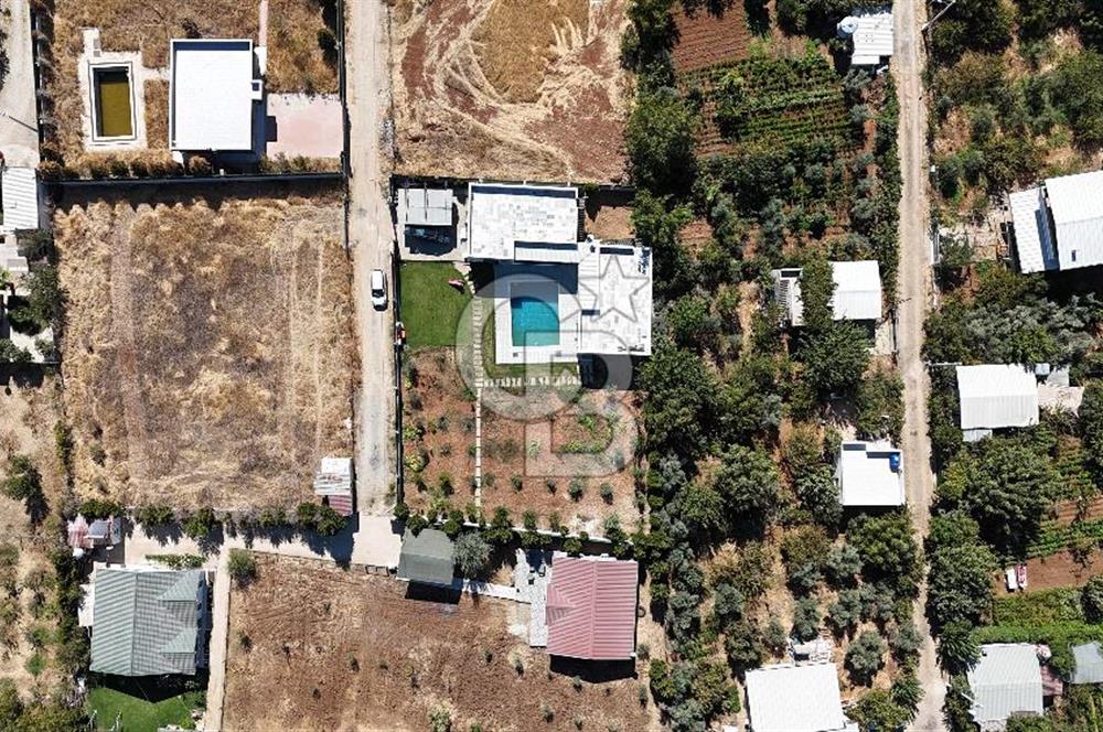 Menderes Oğlananasında 1.250 m2, 2 Müstakil Ev ve Havuzlu Mülk