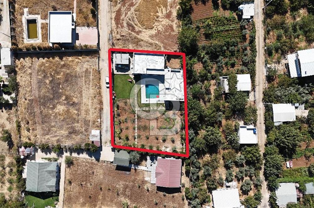 Menderes Oğlananasında 1.250 m2, 2 Müstakil Ev ve Havuzlu Mülk