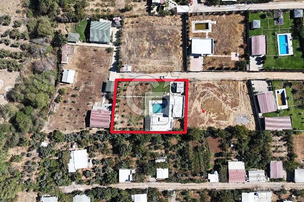 Menderes Oğlananasında 1.250 m2, 2 Müstakil Ev ve Havuzlu Mülk