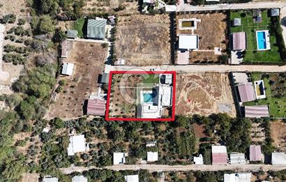 Menderes Oğlananasında 1.250 m2, 2 Müstakil Ev ve Havuzlu Mülk