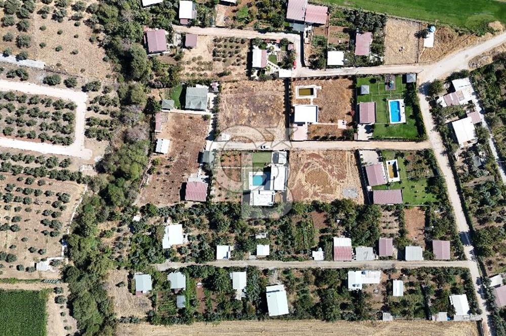 Menderes Oğlananasında 1.250 m2, 2 Müstakil Ev ve Havuzlu Mülk
