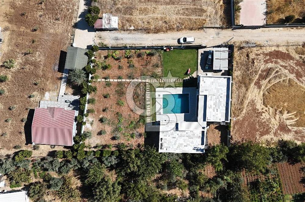 Menderes Oğlananasında 1.250 m2, 2 Müstakil Ev ve Havuzlu Mülk