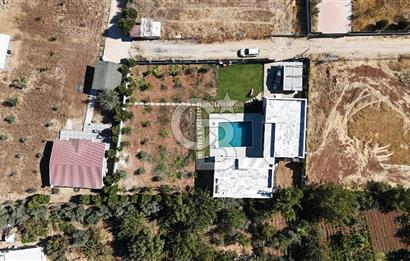 Menderes Oğlananasında 1.250 m2, 2 Müstakil Ev ve Havuzlu Mülk