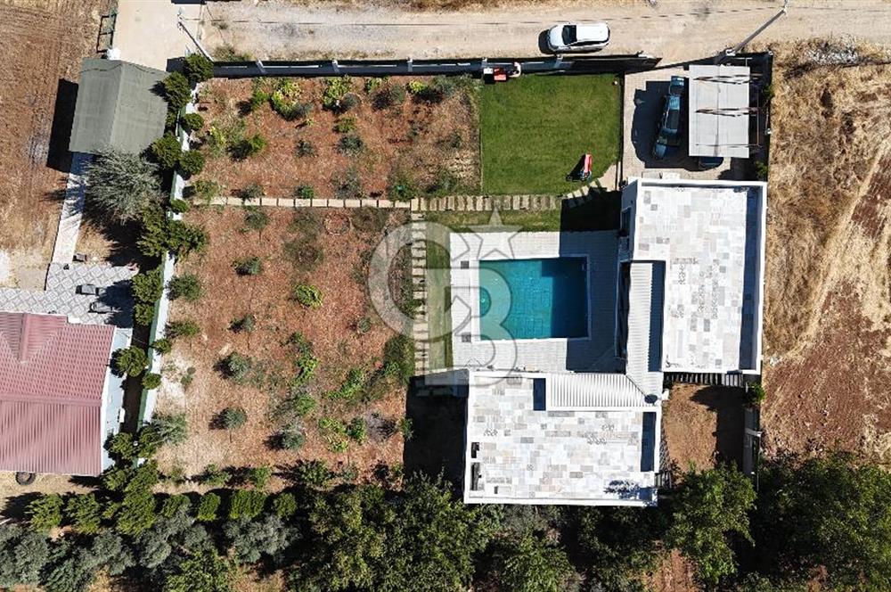 Menderes Oğlananasında 1.250 m2, 2 Müstakil Ev ve Havuzlu Mülk
