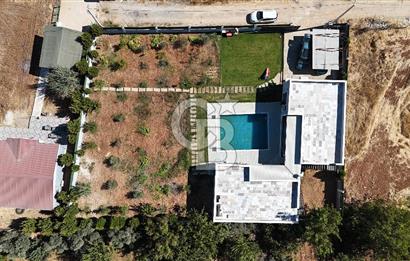 Menderes Oğlananasında 1.250 m2, 2 Müstakil Ev ve Havuzlu Mülk