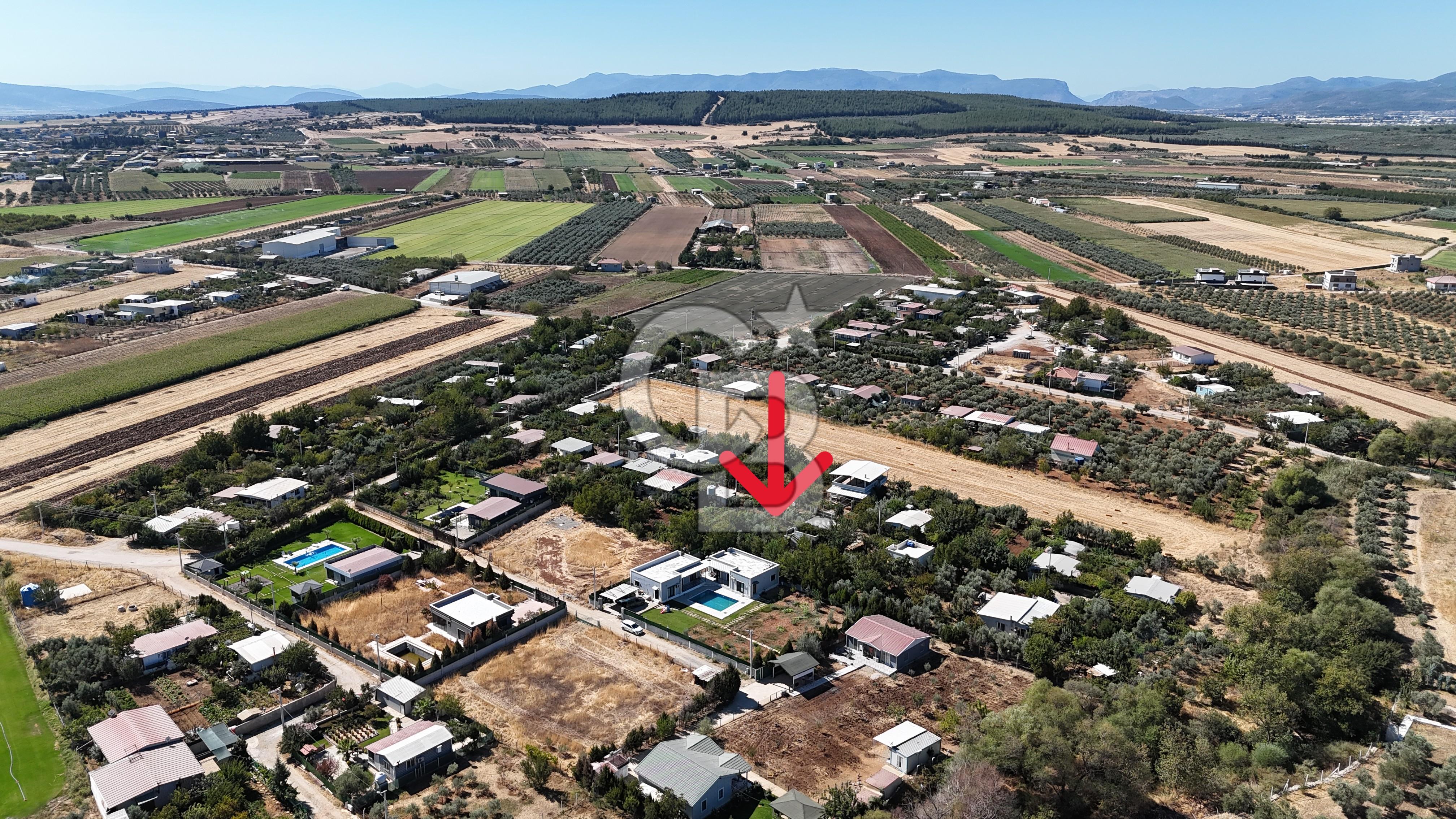 Menderes Oğlananasında 1.250 m2, 2 Müstakil Ev ve Havuzlu Mülk