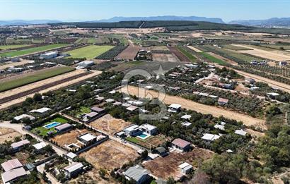 Menderes Oğlananasında 1.250 m2, 2 Müstakil Ev ve Havuzlu Mülk