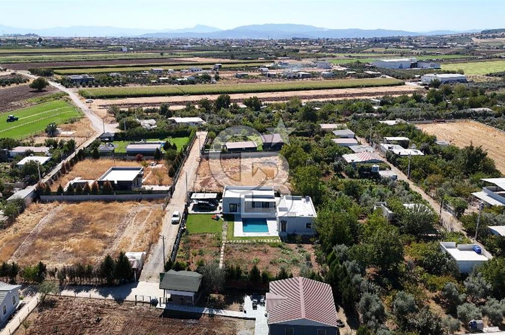Menderes Oğlananasında 1.250 m2, 2 Müstakil Ev ve Havuzlu Mülk