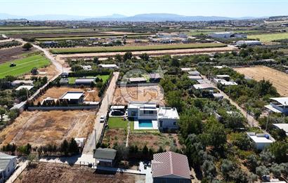 Menderes Oğlananasında 1.250 m2, 2 Müstakil Ev ve Havuzlu Mülk