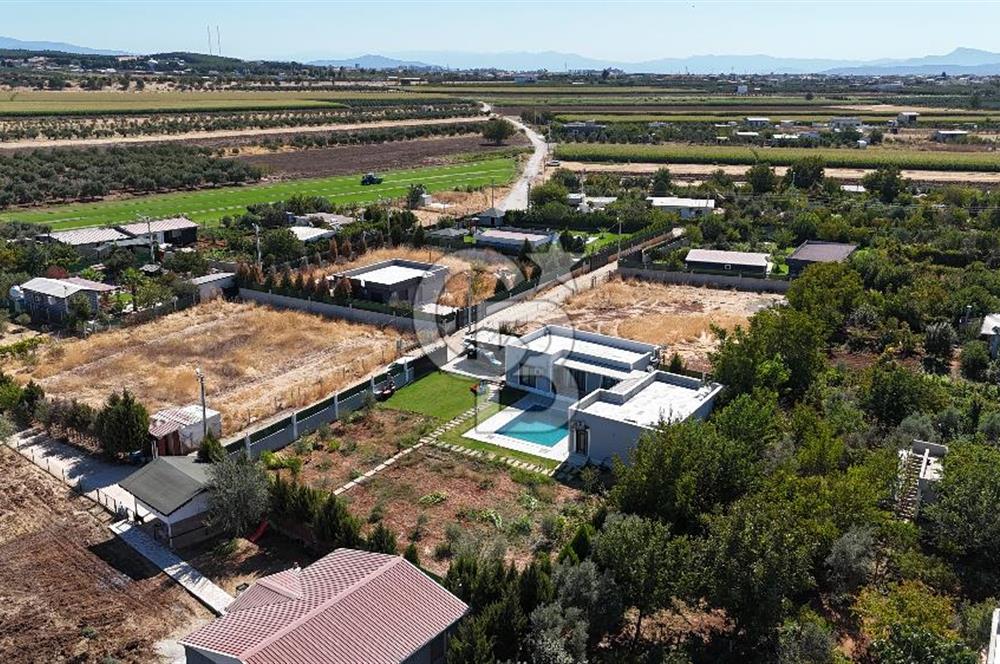 Menderes Oğlananasında 1.250 m2, 2 Müstakil Ev ve Havuzlu Mülk
