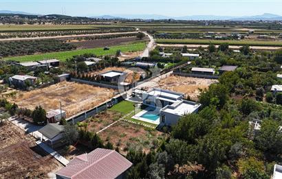 Menderes Oğlananasında 1.250 m2, 2 Müstakil Ev ve Havuzlu Mülk