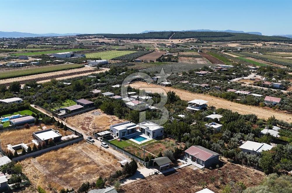 Menderes Oğlananasında 1.250 m2, 2 Müstakil Ev ve Havuzlu Mülk