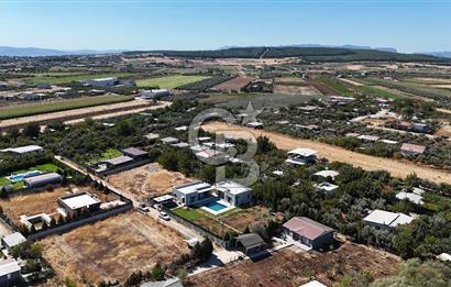 Menderes Oğlananasında 1.250 m2, 2 Müstakil Ev ve Havuzlu Mülk