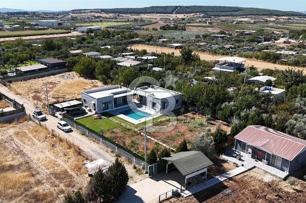 Menderes Oğlananasında 1.250 m2, 2 Müstakil Ev ve Havuzlu Mülk