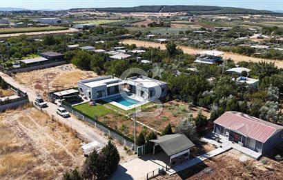Menderes Oğlananasında 1.250 m2, 2 Müstakil Ev ve Havuzlu Mülk