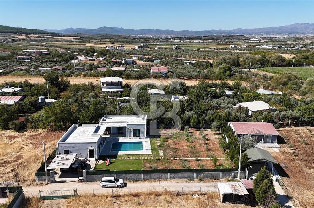 Menderes Oğlananasında 1.250 m2, 2 Müstakil Ev ve Havuzlu Mülk