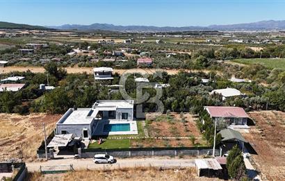 Menderes Oğlananasında 1.250 m2, 2 Müstakil Ev ve Havuzlu Mülk