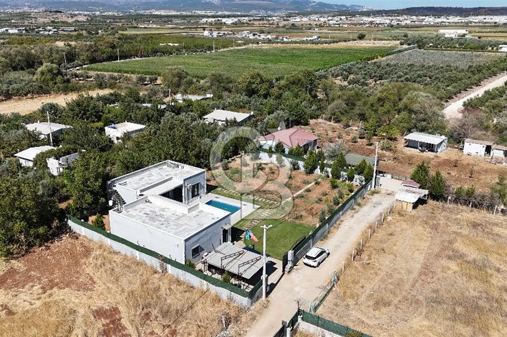 Menderes Oğlananasında 1.250 m2, 2 Müstakil Ev ve Havuzlu Mülk