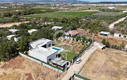 Menderes Oğlananasında 1.250 m2, 2 Müstakil Ev ve Havuzlu Mülk