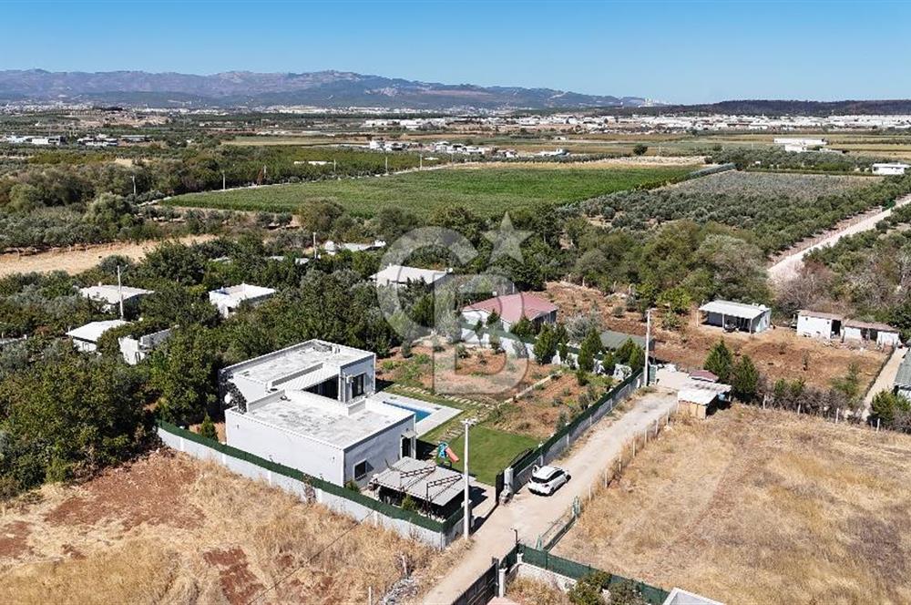 Menderes Oğlananasında 1.250 m2, 2 Müstakil Ev ve Havuzlu Mülk