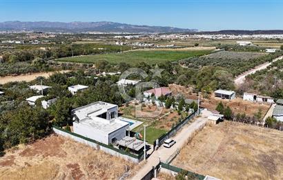 Menderes Oğlananasında 1.250 m2, 2 Müstakil Ev ve Havuzlu Mülk