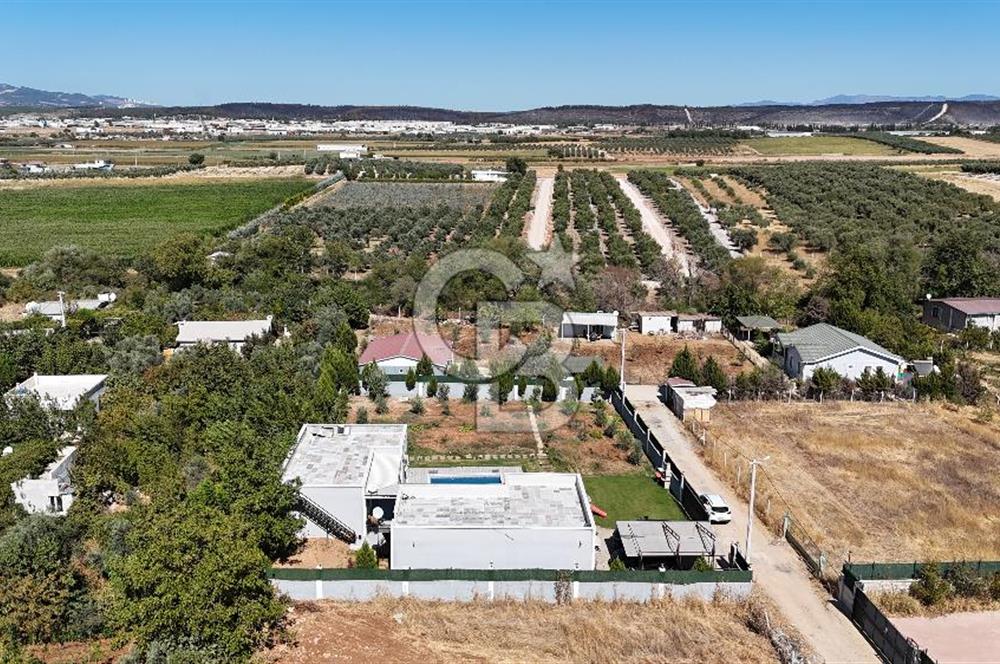 Menderes Oğlananasında 1.250 m2, 2 Müstakil Ev ve Havuzlu Mülk