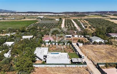 Menderes Oğlananasında 1.250 m2, 2 Müstakil Ev ve Havuzlu Mülk