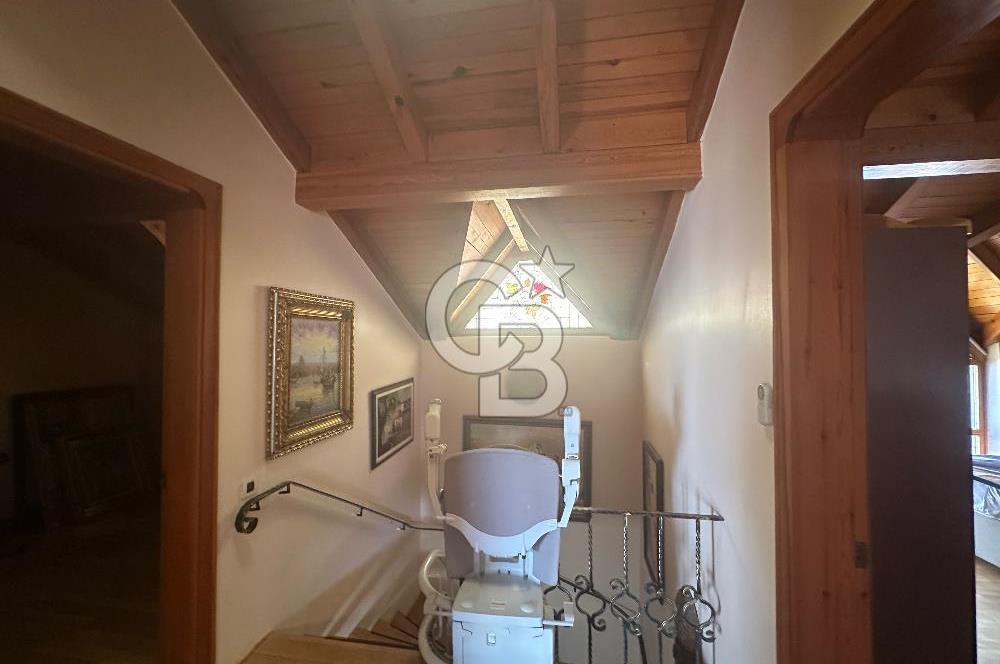 Büyükada da 1579 m2 Havuzlu Çam ve Deniz Manzaralı Satılık 6+1 Villa 