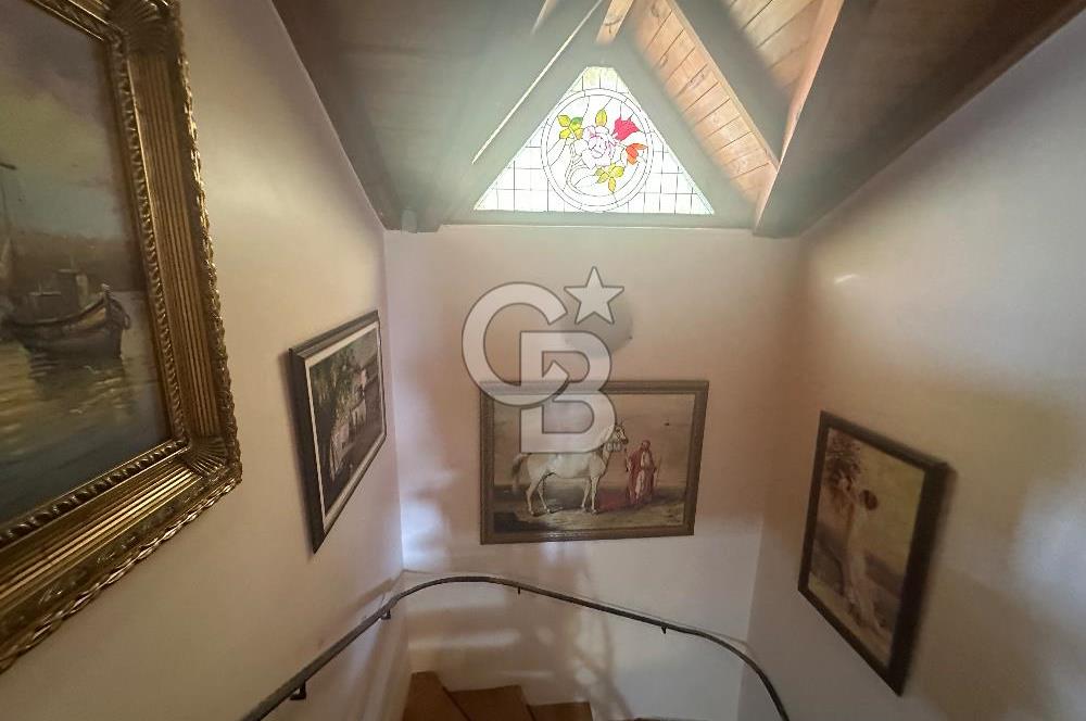 Büyükada da 1579 m2 Havuzlu Çam ve Deniz Manzaralı Satılık 6+1 Villa 