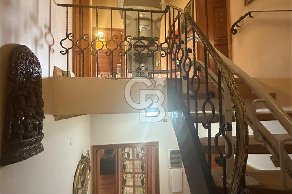 Büyükada da 1579 m2 Havuzlu Çam ve Deniz Manzaralı Satılık 6+1 Villa 