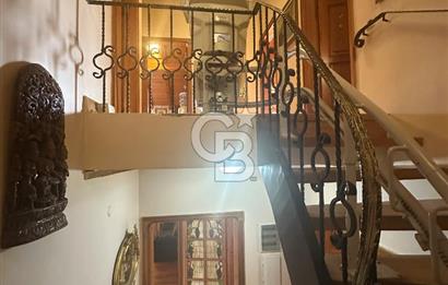 Büyükada da 1579 m2 Havuzlu Çam ve Deniz Manzaralı Satılık 6+1 Villa 