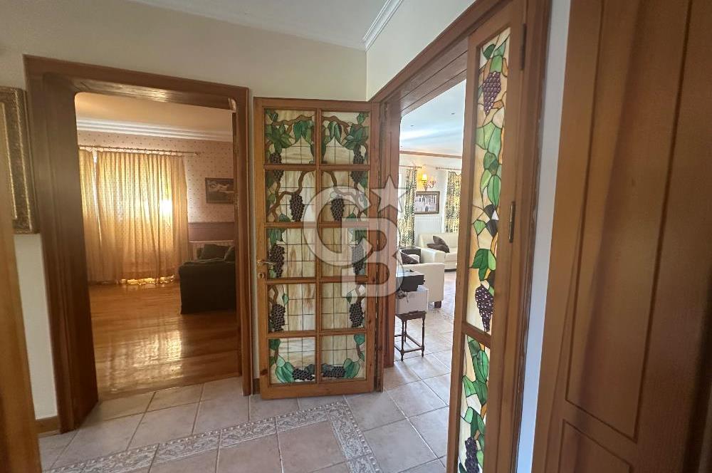 Büyükada da 1579 m2 Havuzlu Çam ve Deniz Manzaralı Satılık 6+1 Villa 