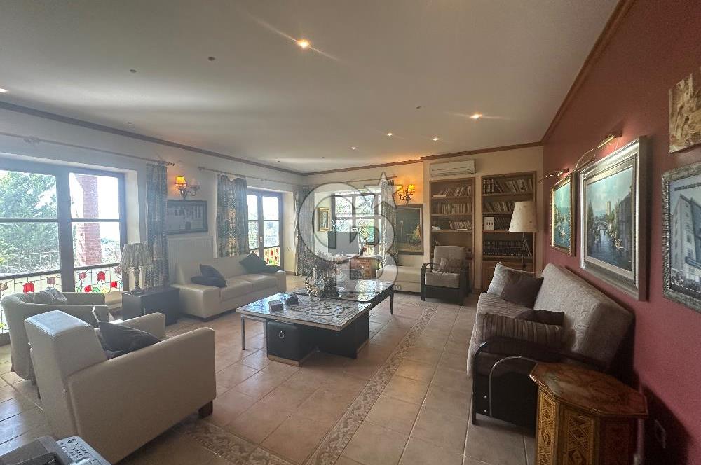 Büyükada da 1579 m2 Havuzlu Çam ve Deniz Manzaralı Satılık 6+1 Villa 