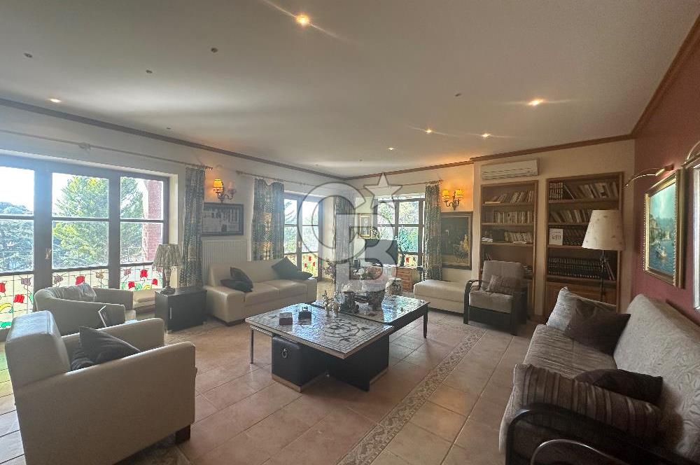 Büyükada da 1579 m2 Havuzlu Çam ve Deniz Manzaralı Satılık 6+1 Villa 