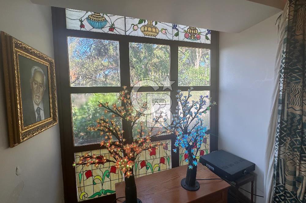 Büyükada da 1579 m2 Havuzlu Çam ve Deniz Manzaralı Satılık 6+1 Villa 