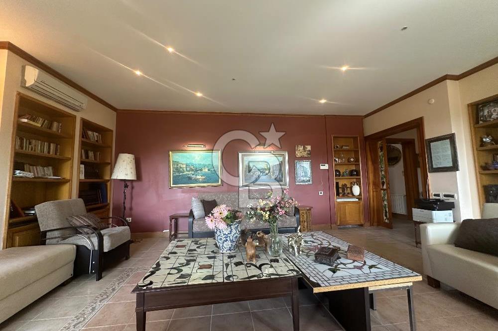Büyükada da 1579 m2 Havuzlu Çam ve Deniz Manzaralı Satılık 6+1 Villa 