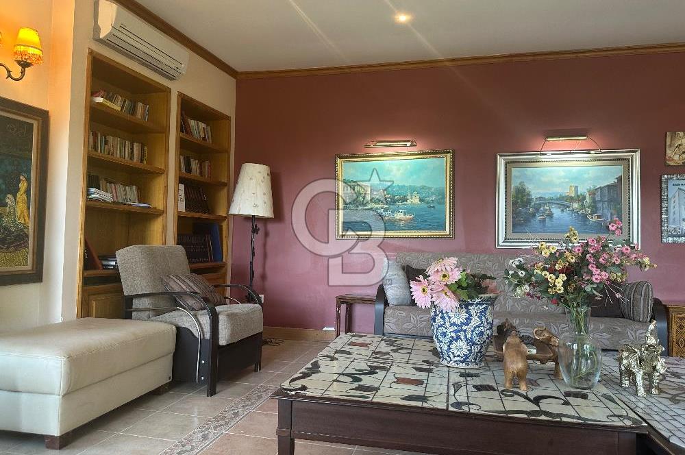 Büyükada da 1579 m2 Havuzlu Çam ve Deniz Manzaralı Satılık 6+1 Villa 