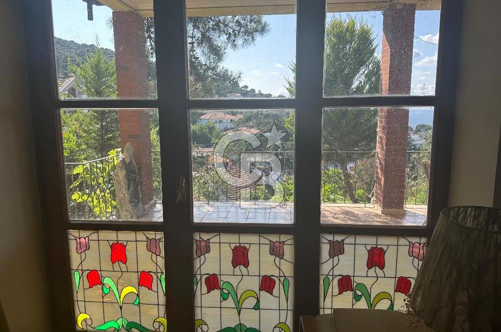 Büyükada da 1579 m2 Havuzlu Çam ve Deniz Manzaralı Satılık 6+1 Villa 