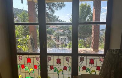 Büyükada da 1579 m2 Havuzlu Çam ve Deniz Manzaralı Satılık 6+1 Villa 