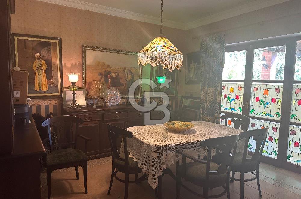 Büyükada da 1579 m2 Havuzlu Çam ve Deniz Manzaralı Satılık 6+1 Villa 