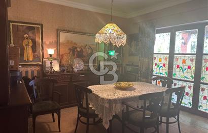 Büyükada da 1579 m2 Havuzlu Çam ve Deniz Manzaralı Satılık 6+1 Villa 